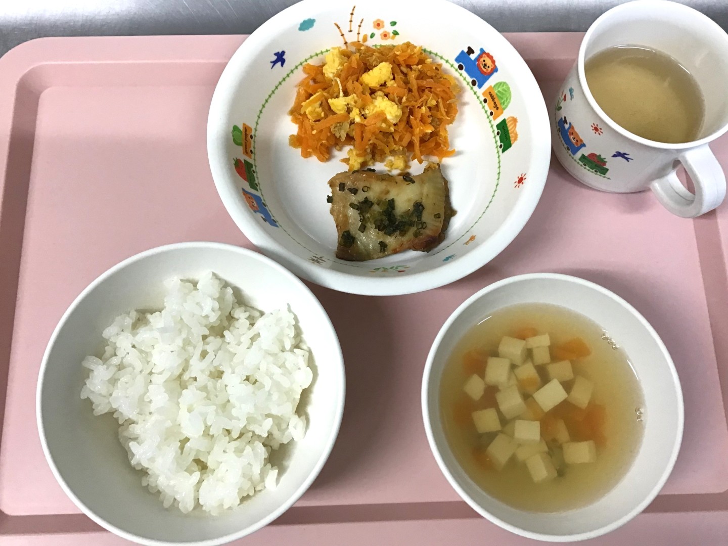 ごはん、カレイのみそやき、にんじんしりしり、とうふのすましじる