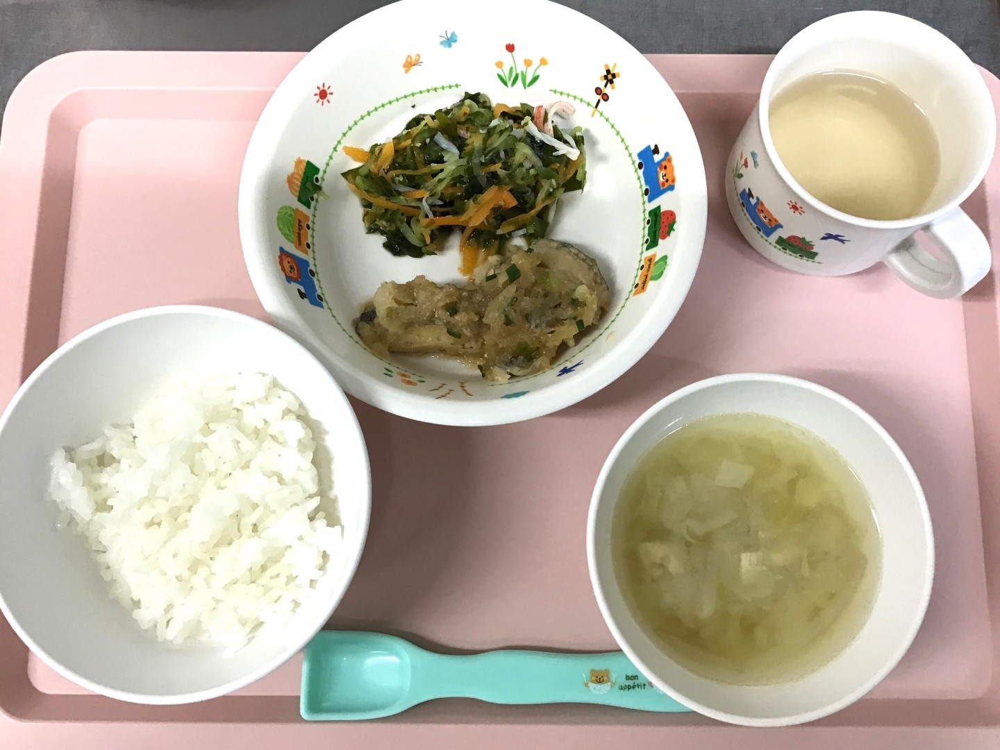 ごはん、カレイのおろしに、きゅうりとワカメのすのもの、キャベツともやしのみそしる