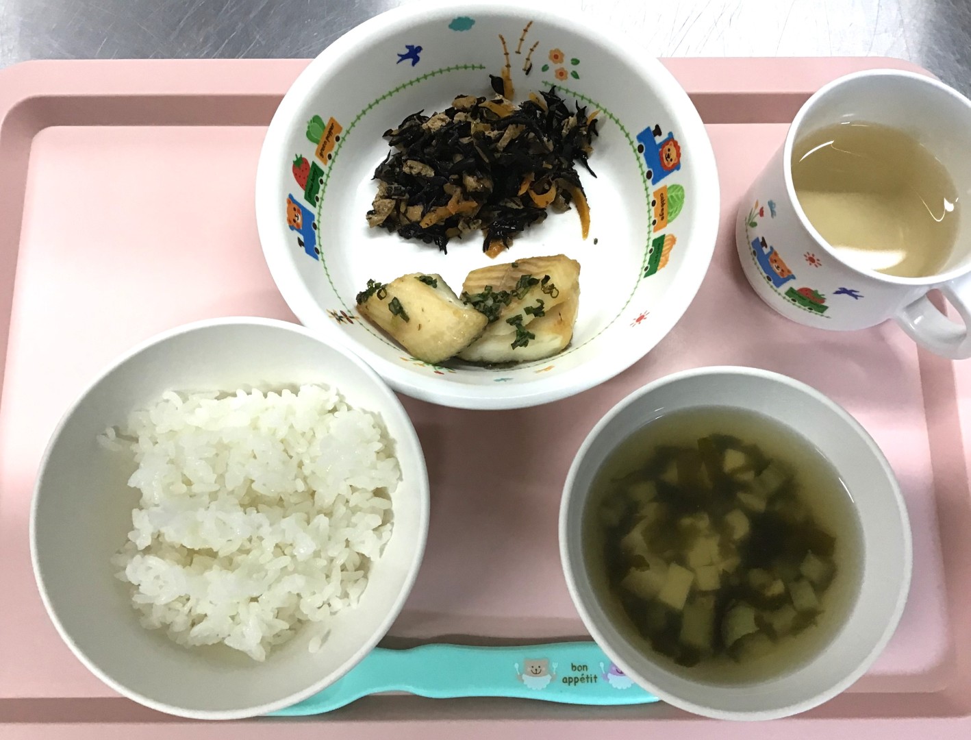 ごはん、カレイのみそやき、ひじきのにもの、なすのすましじる