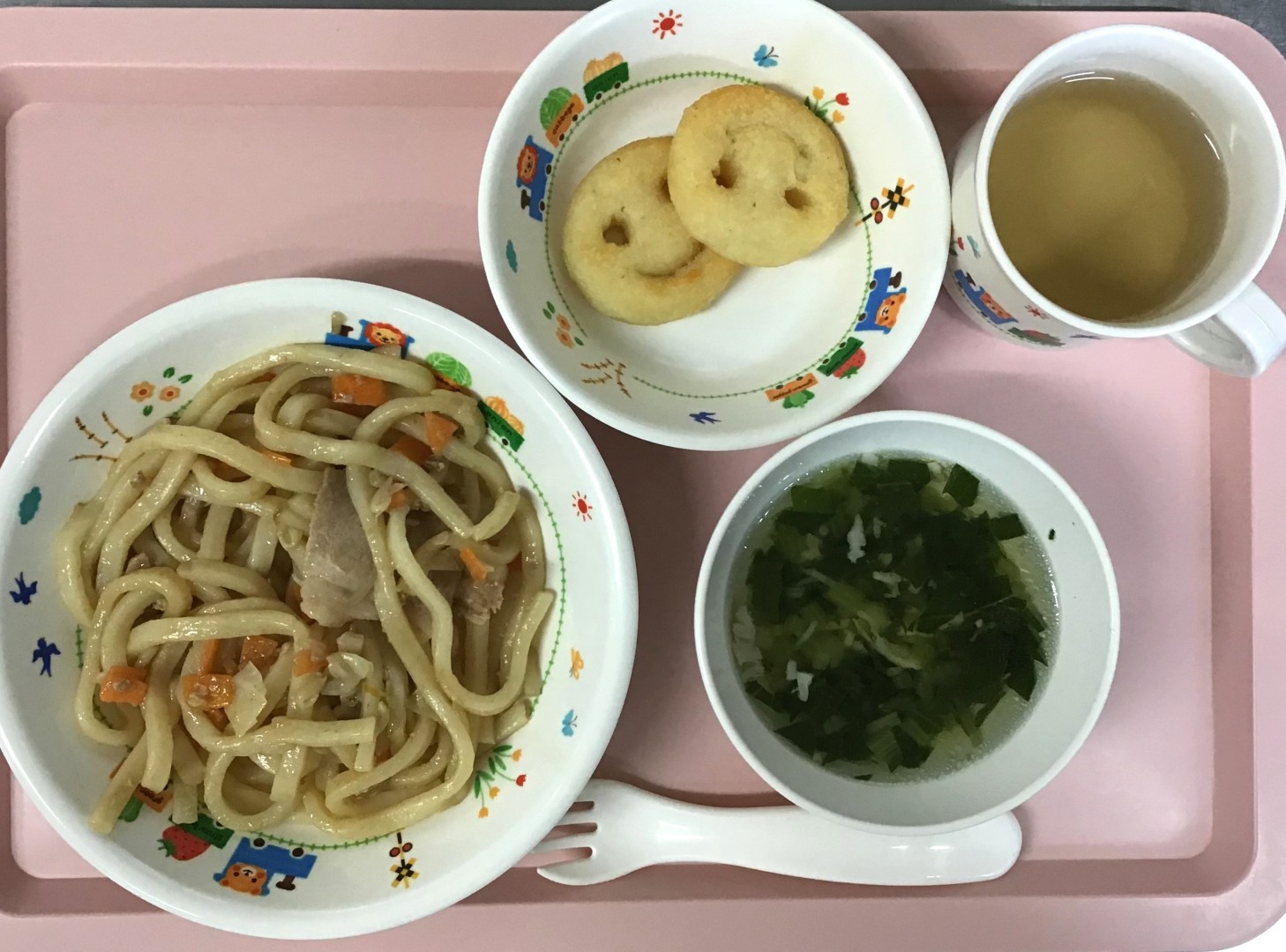 やきうどん、スマイルポテト、こまつなとベーコンのスープ