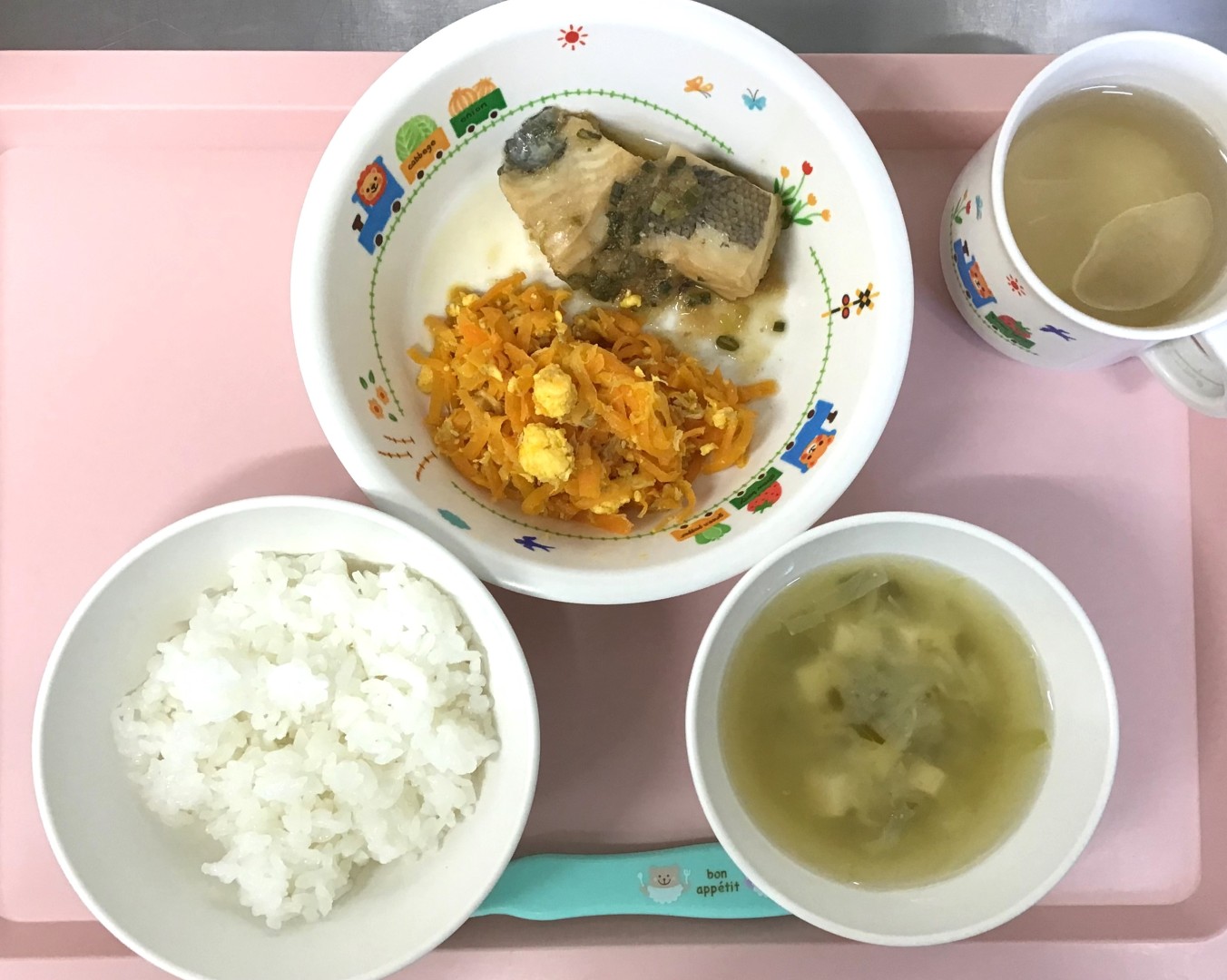 ごはん、カレイのおろしに、にんじんしりしり、とうふのみそしる