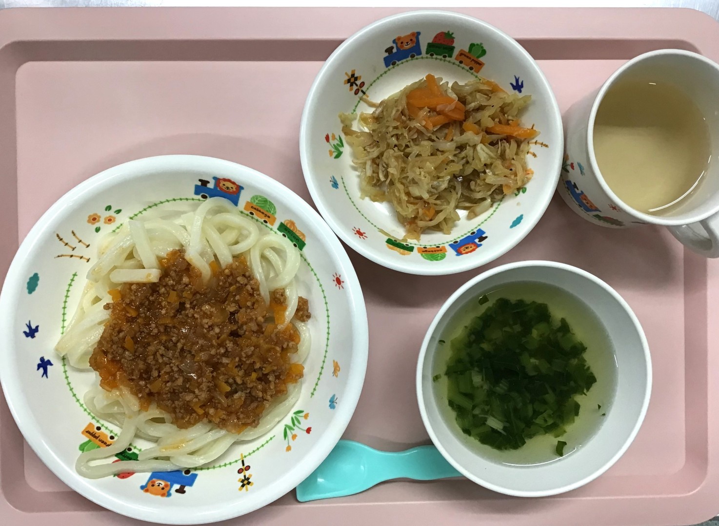 ミートうどん、しょうゆドレッシングサラダ、こまつなのコンソメスープ