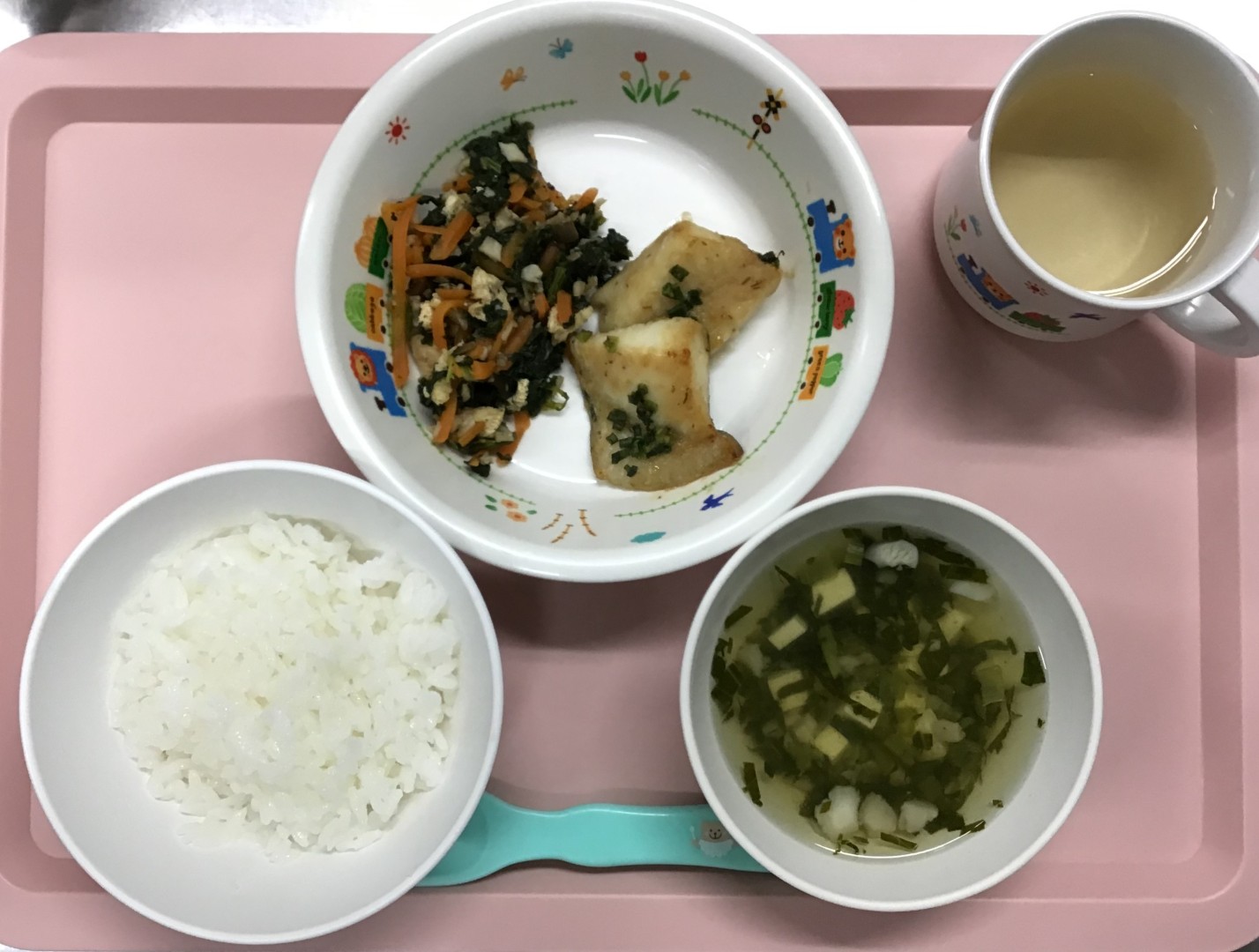 ごはん、カレイのみそやき、ほうれんそうとしめじのおひたし、こまつなのすましじる