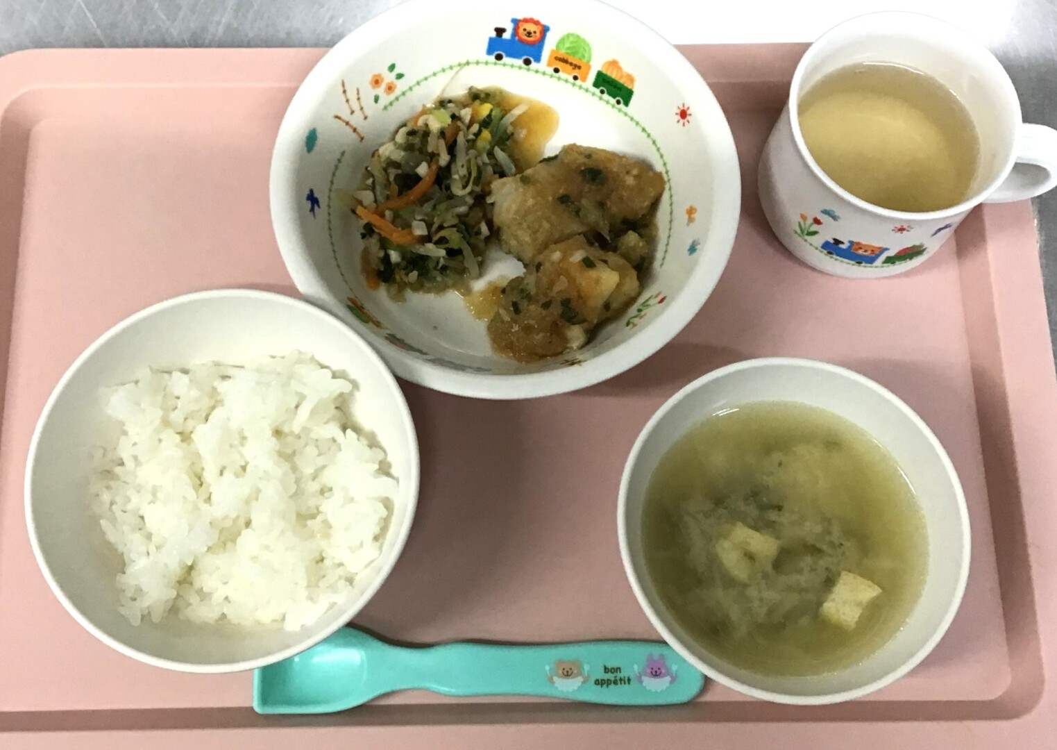 ごはん、カレイのおろしに、ごしょくあえ、わかめとあげのみそしる