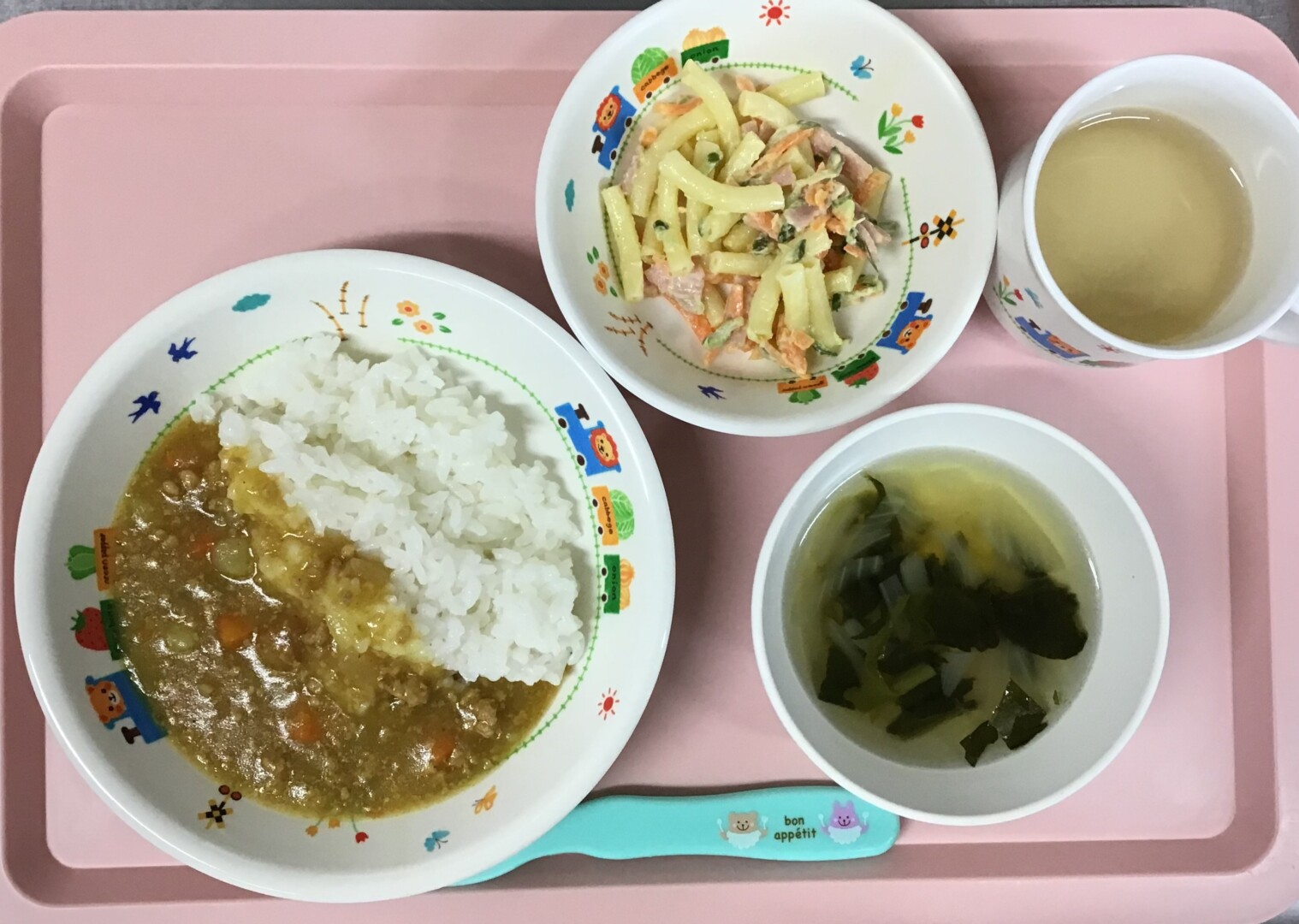 カレーライス、マカロニサラダ、ほうれんそうのスープ