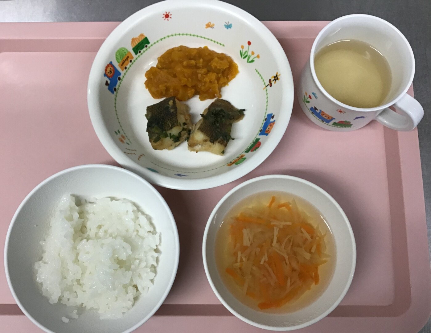 ごはん、カレイのみそやき、かぼちゃのそぼろに、せんぎりやさいのすましじる