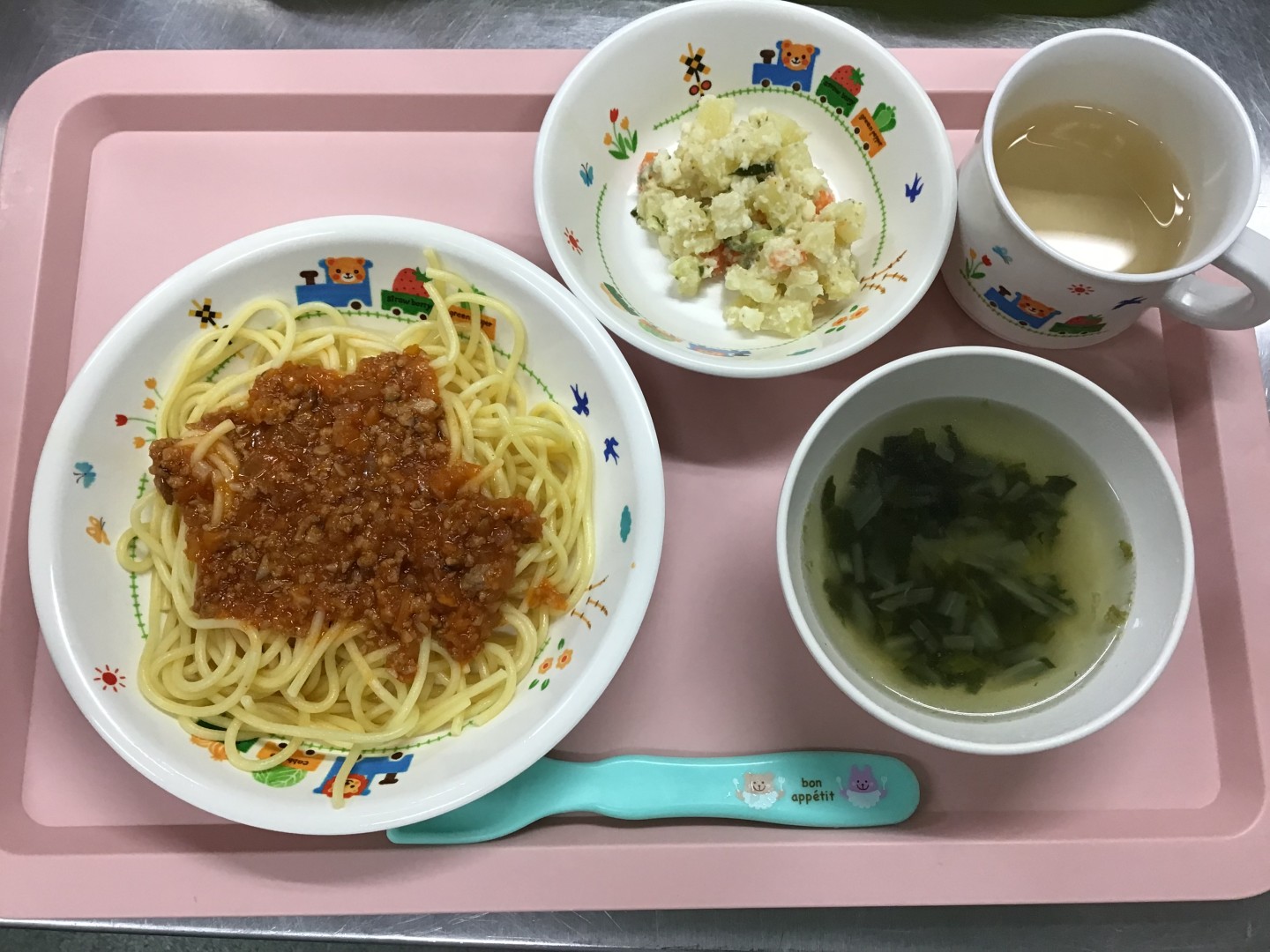 ミートスパゲッティ、かみかみサラダ、ほうれんそうのスープ